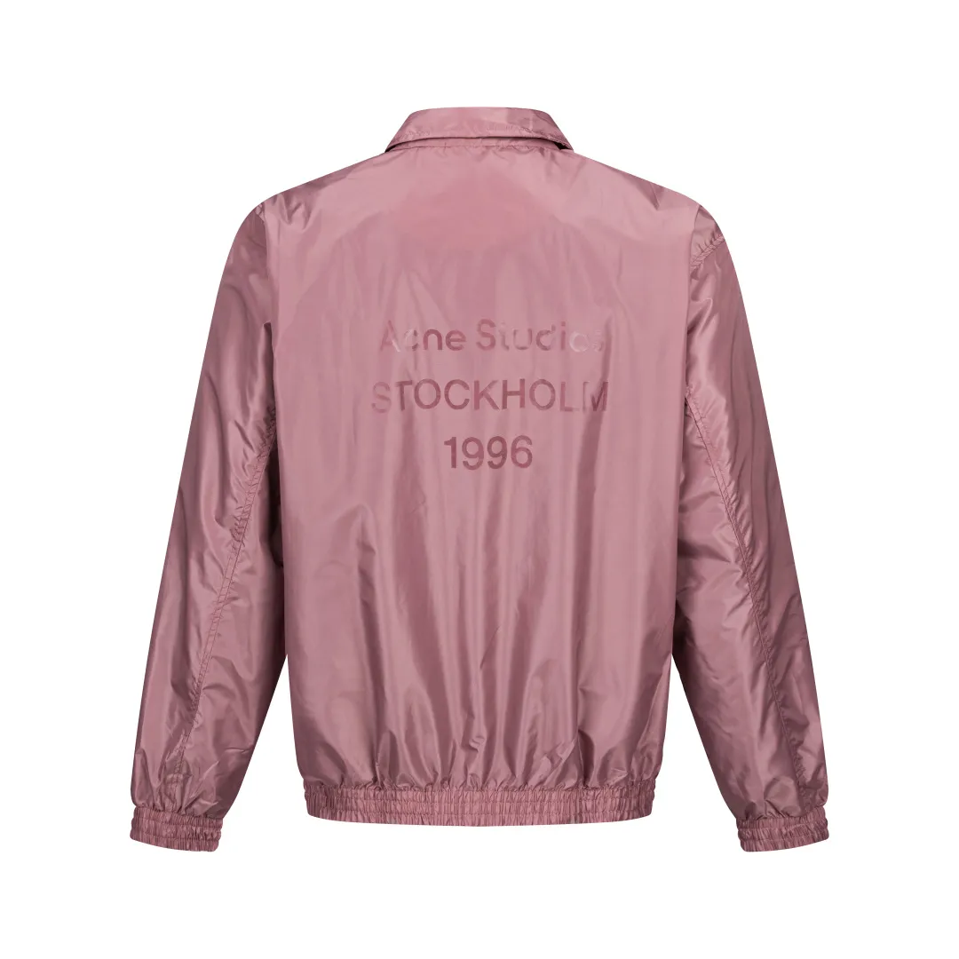 140 Acne Studios Lapel Coach Jacket Glossy nylon back lettering loose windproof jacket Classic lapel coach jacket version, STOCKHOLM back logo, Nordic simple style High-density glossy nylon fabric, light and crisp, windproof and water-repellent, with high-end gloss Metal main zipper + side eyelet details, cuff hem elastic cuffs, lock-type windproof Simple no large print on the front chest, letters on the back as a visual highlight, suitable for street commuting Style number: ST 014# Color: Off-white Black Burgundy Size: S-XL